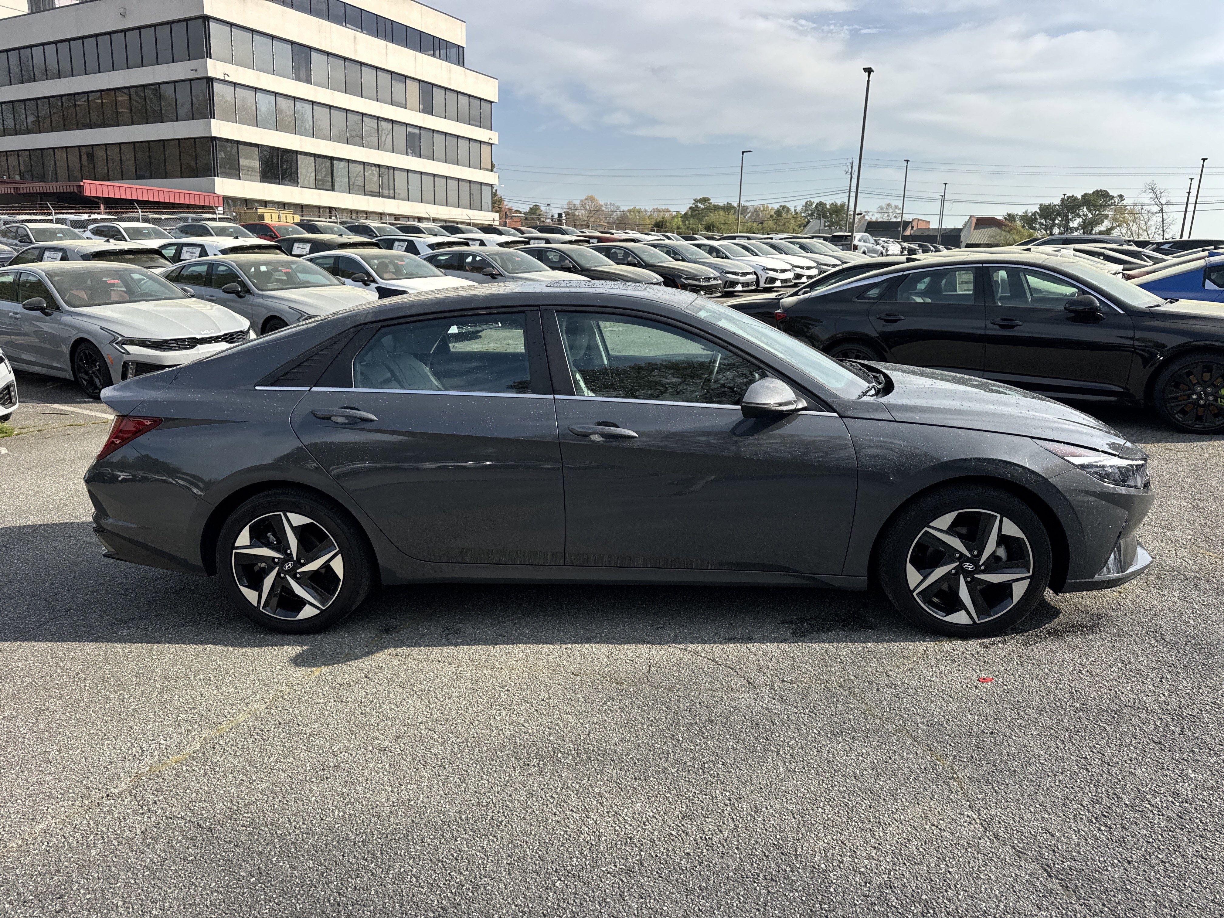 Used 2023 Hyundai Elantra Limited image 8