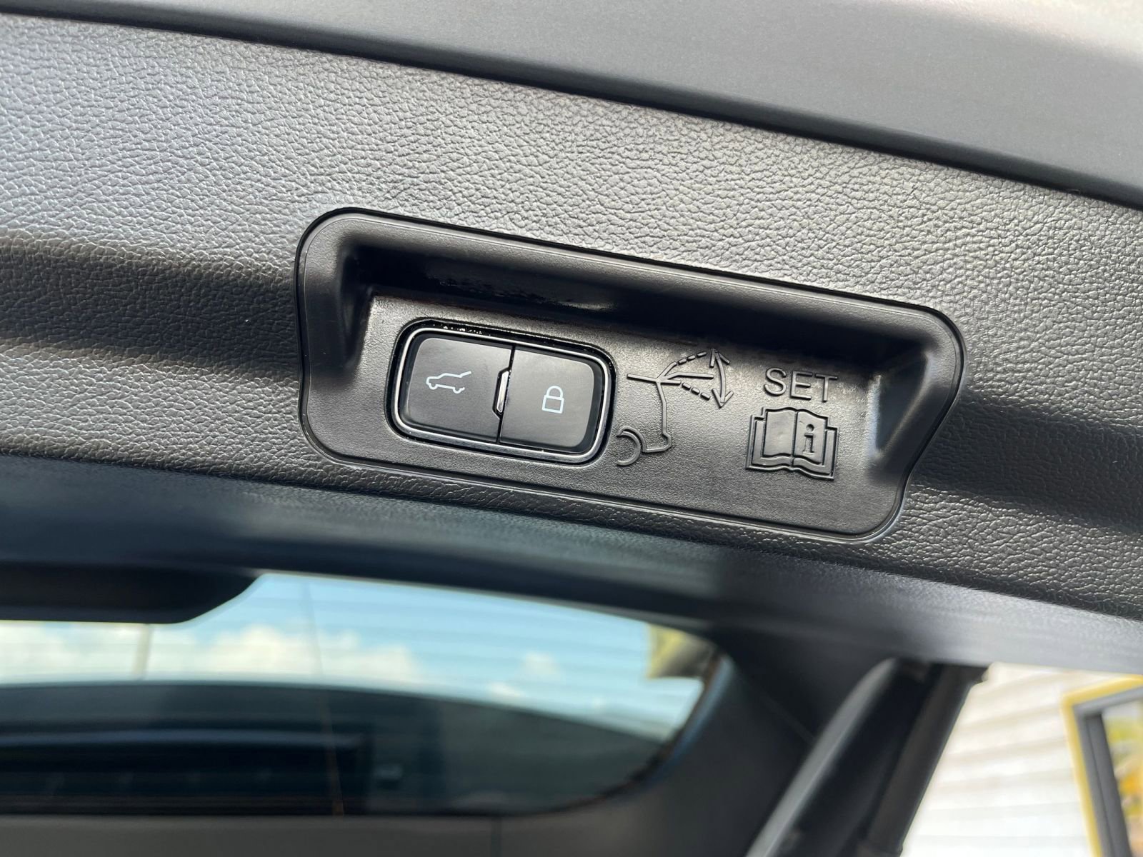 Used 2023 Ford Explorer Limited image 24