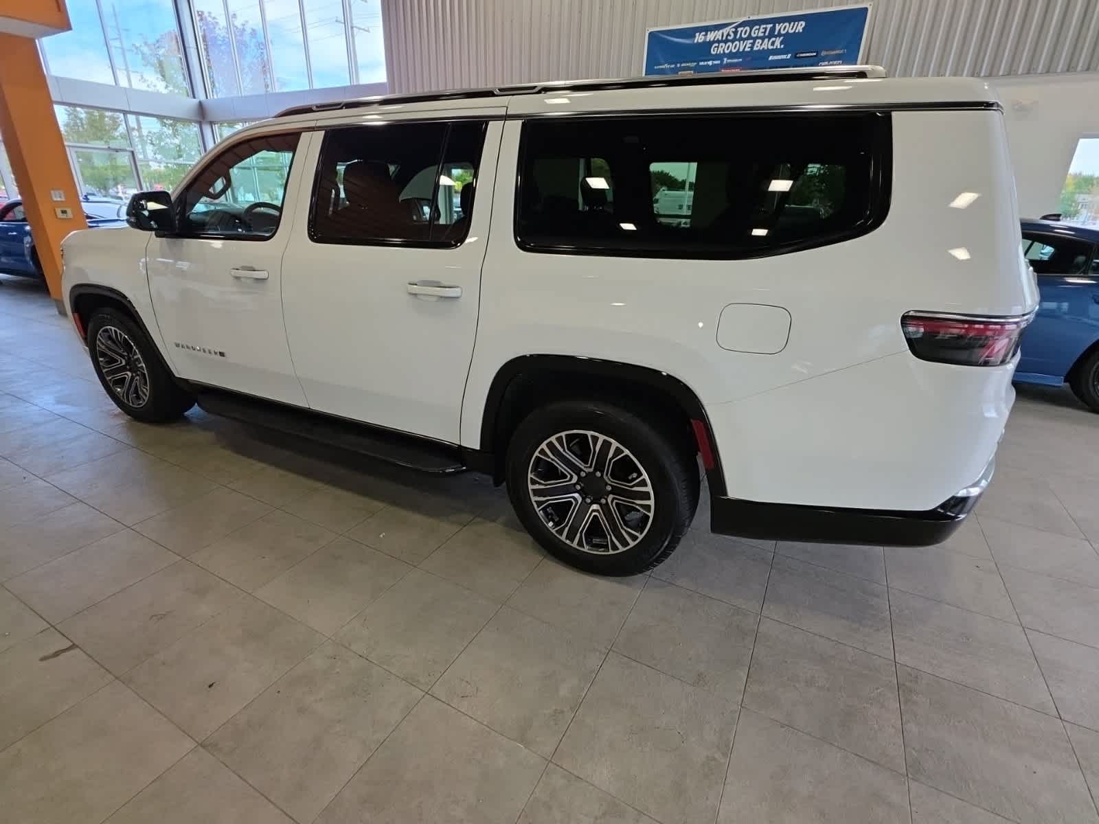 Used 2023 Jeep Wagoneer L Series II AWD/4WD image 11
