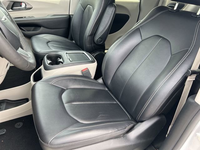 Used 2024 Chrysler Pacifica Touring-L image 25