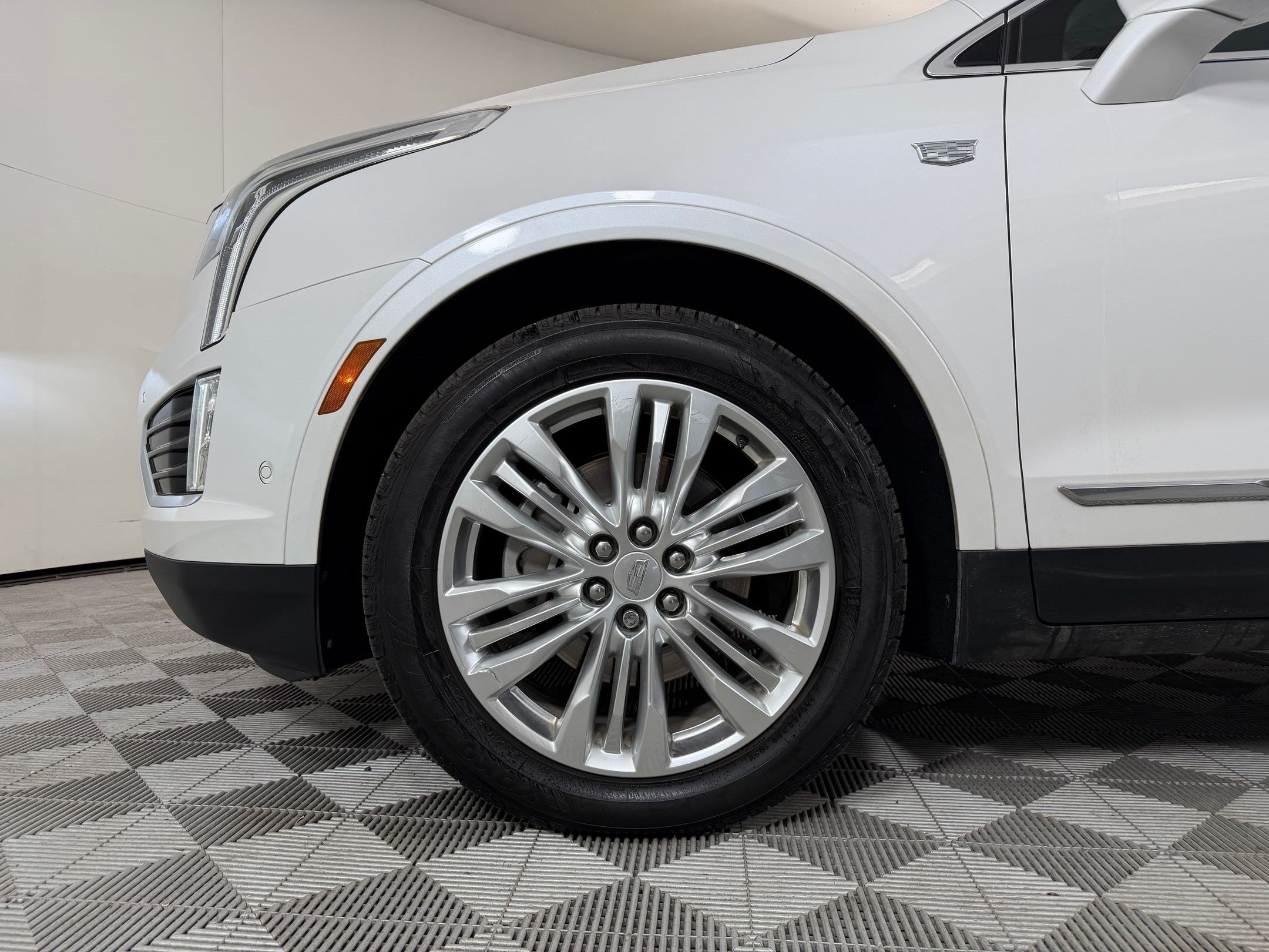 Used 2017 Cadillac XT5 Premium Luxury w/ Driver Assist Package FWD image 10