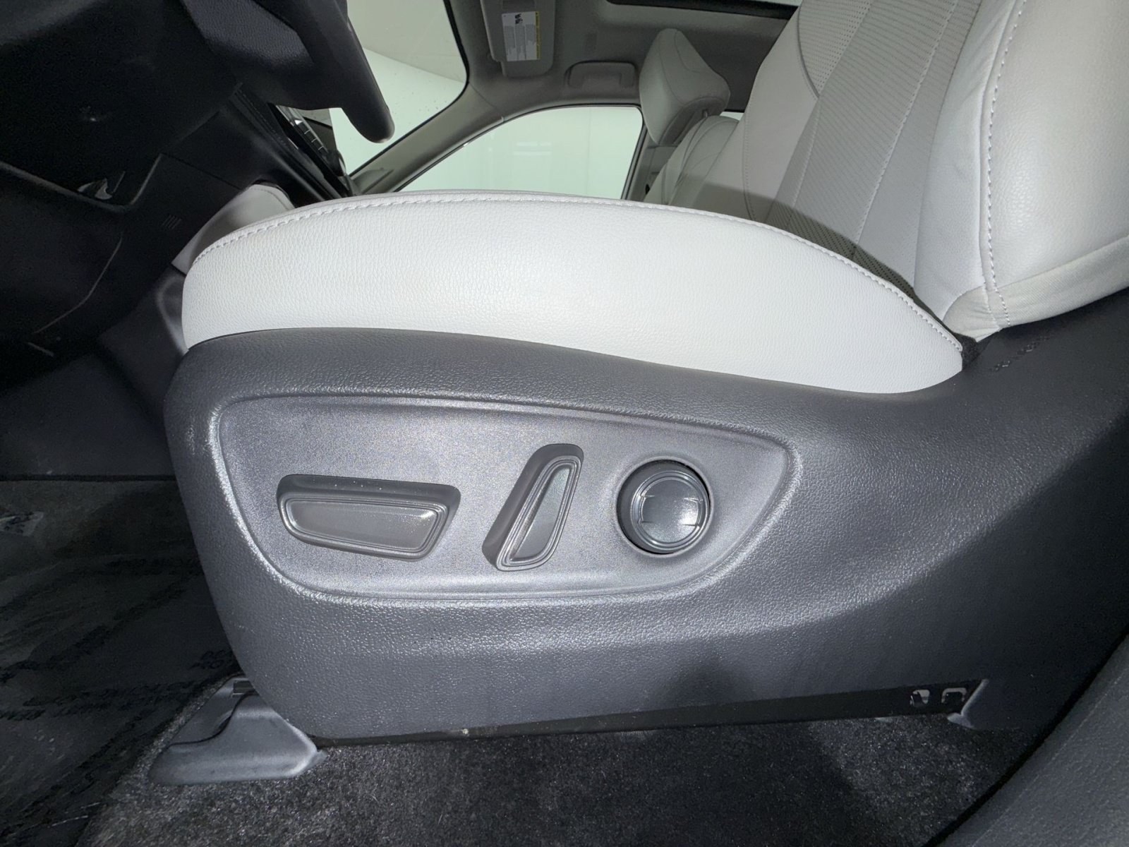 Used 2025 Toyota Grand Highlander AWD image 14