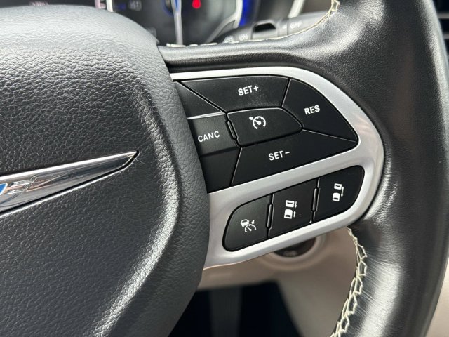 Used 2020 Chrysler Pacifica Touring-L FWD image 24