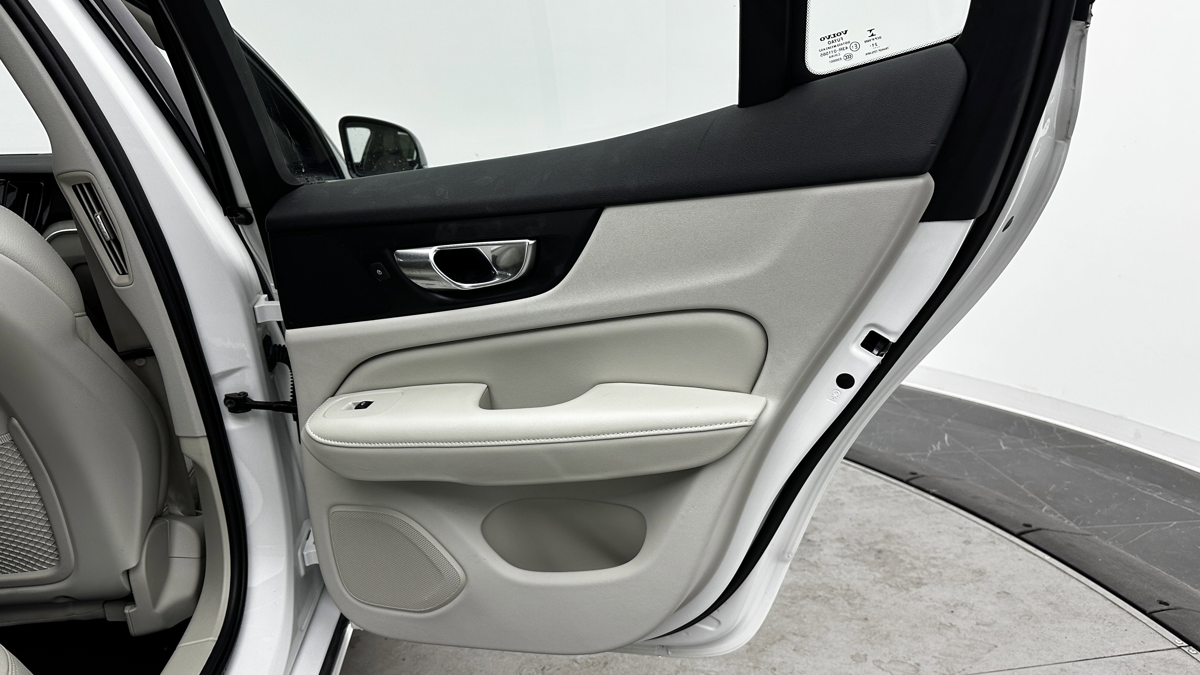 Used 2023 Volvo S60 T8 Plus image 32