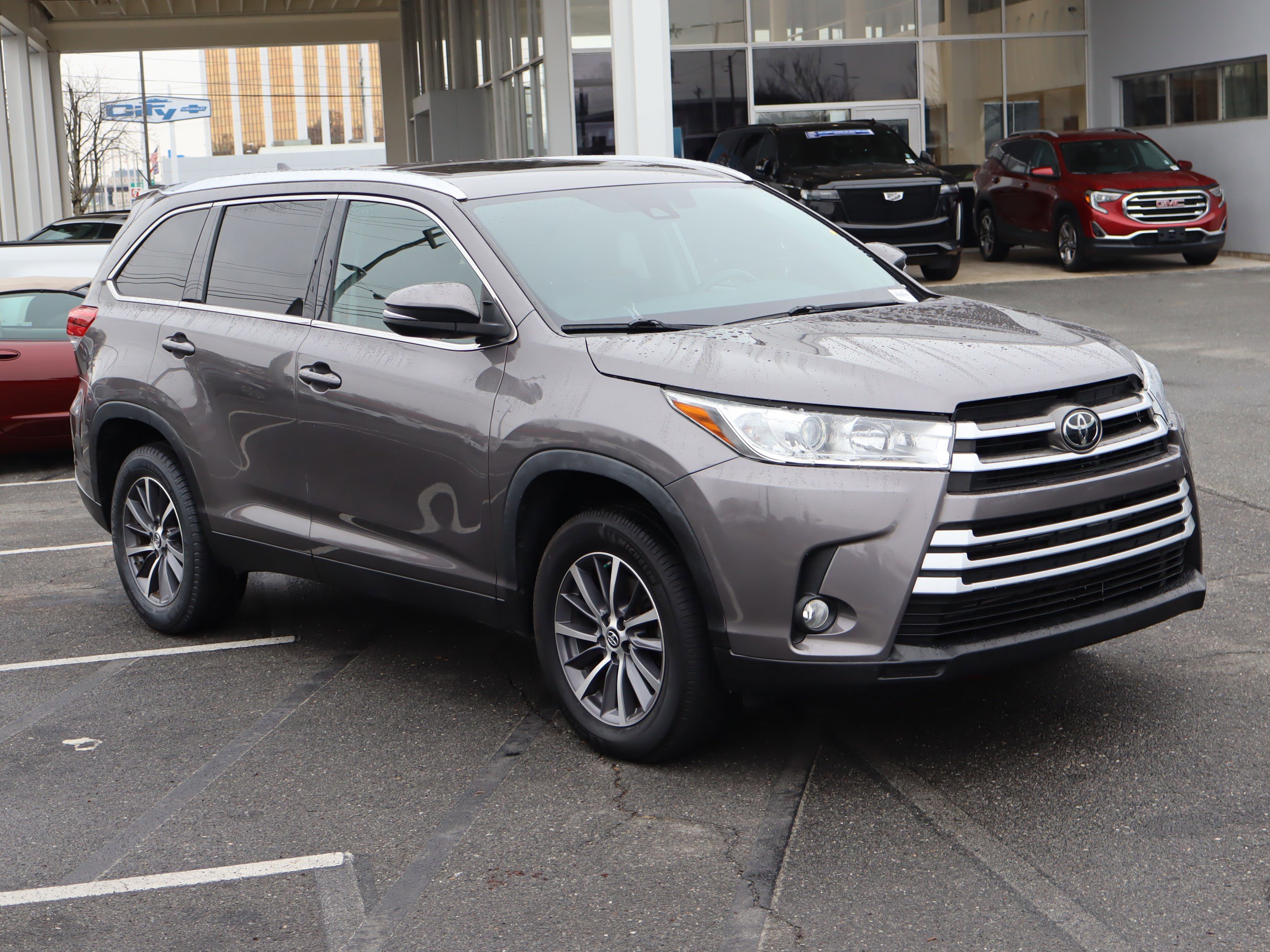 Used 2019 Toyota Highlander XLE image 2