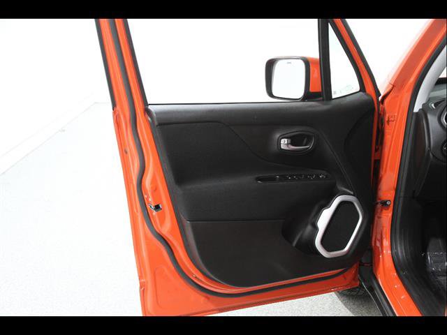 Used 2018 Jeep Renegade Latitude w/ Cold Weather Group FWD image 4