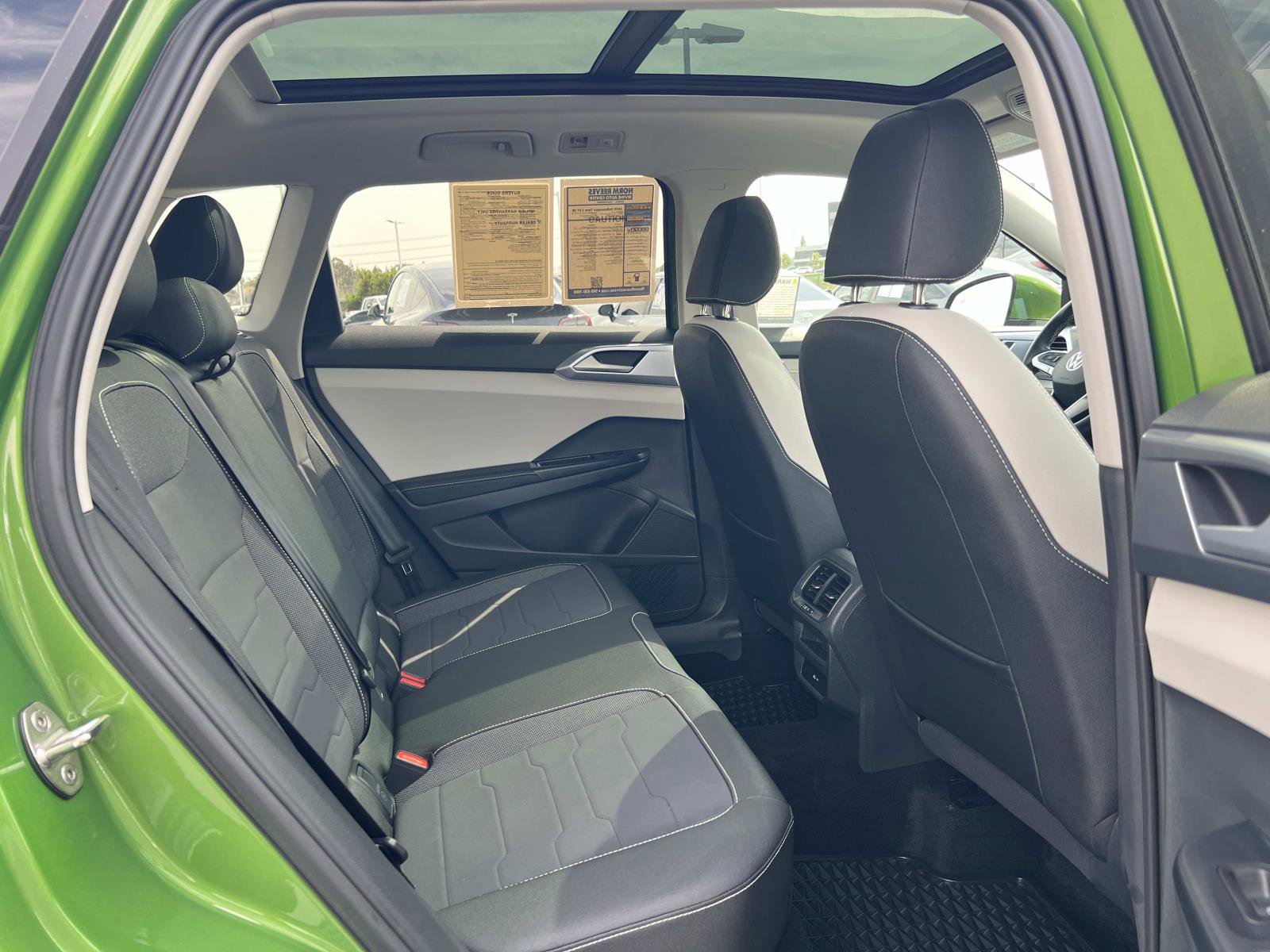 Used 2025 Volkswagen Taos SE w/ Panoramic Sunroof Package image 32