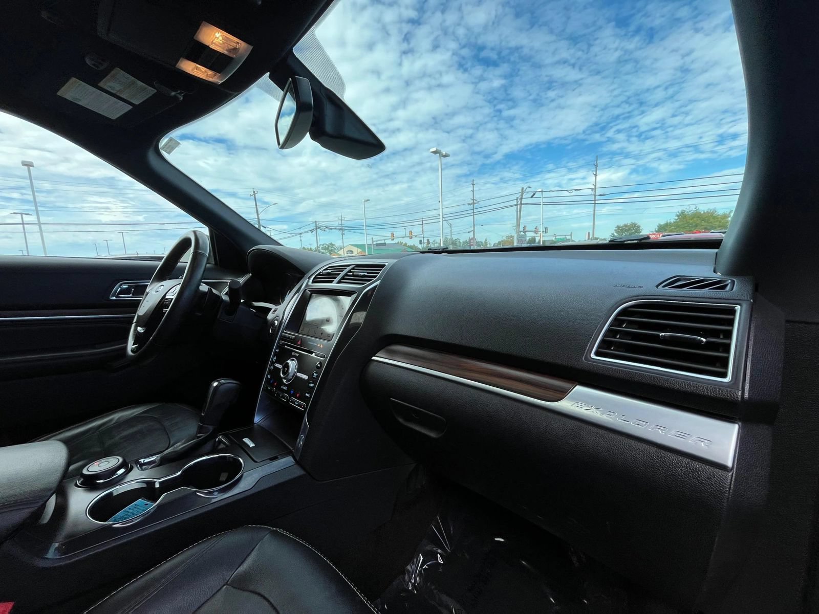 Used 2017 Ford Explorer Limited w/ Equipment Group 301A AWD/4WD image 32