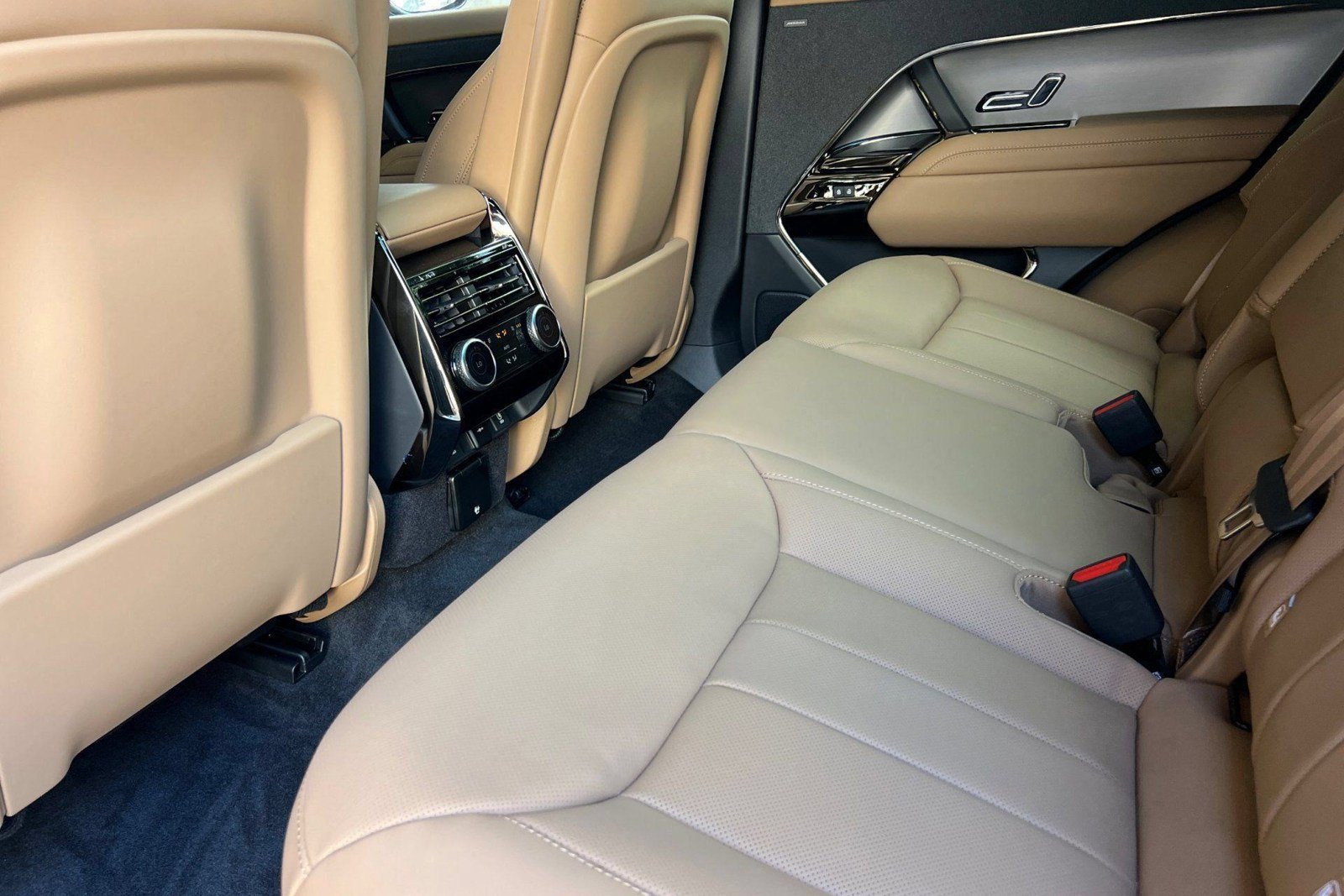 New 2026 Land Rover Range Rover Sport SE AWD/4WD image 18