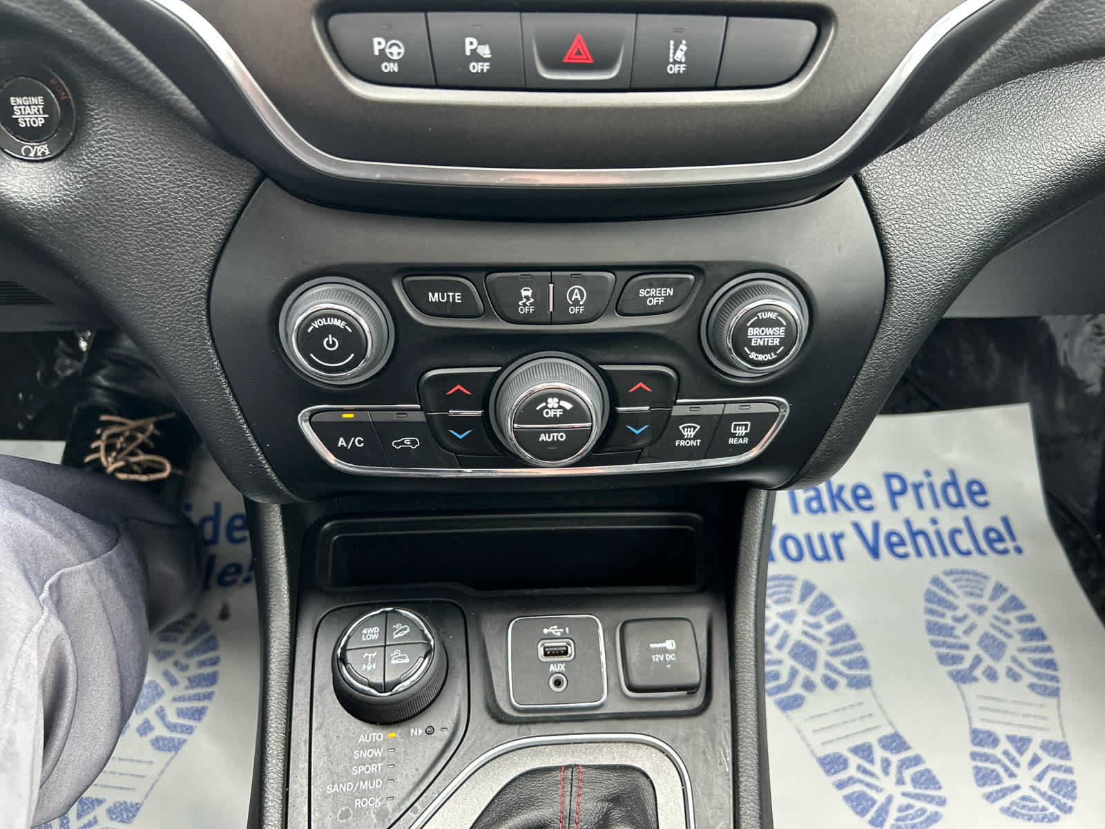 Used 2023 Jeep Cherokee Trailhawk w/ Sun & Sound Group AWD/4WD image 20