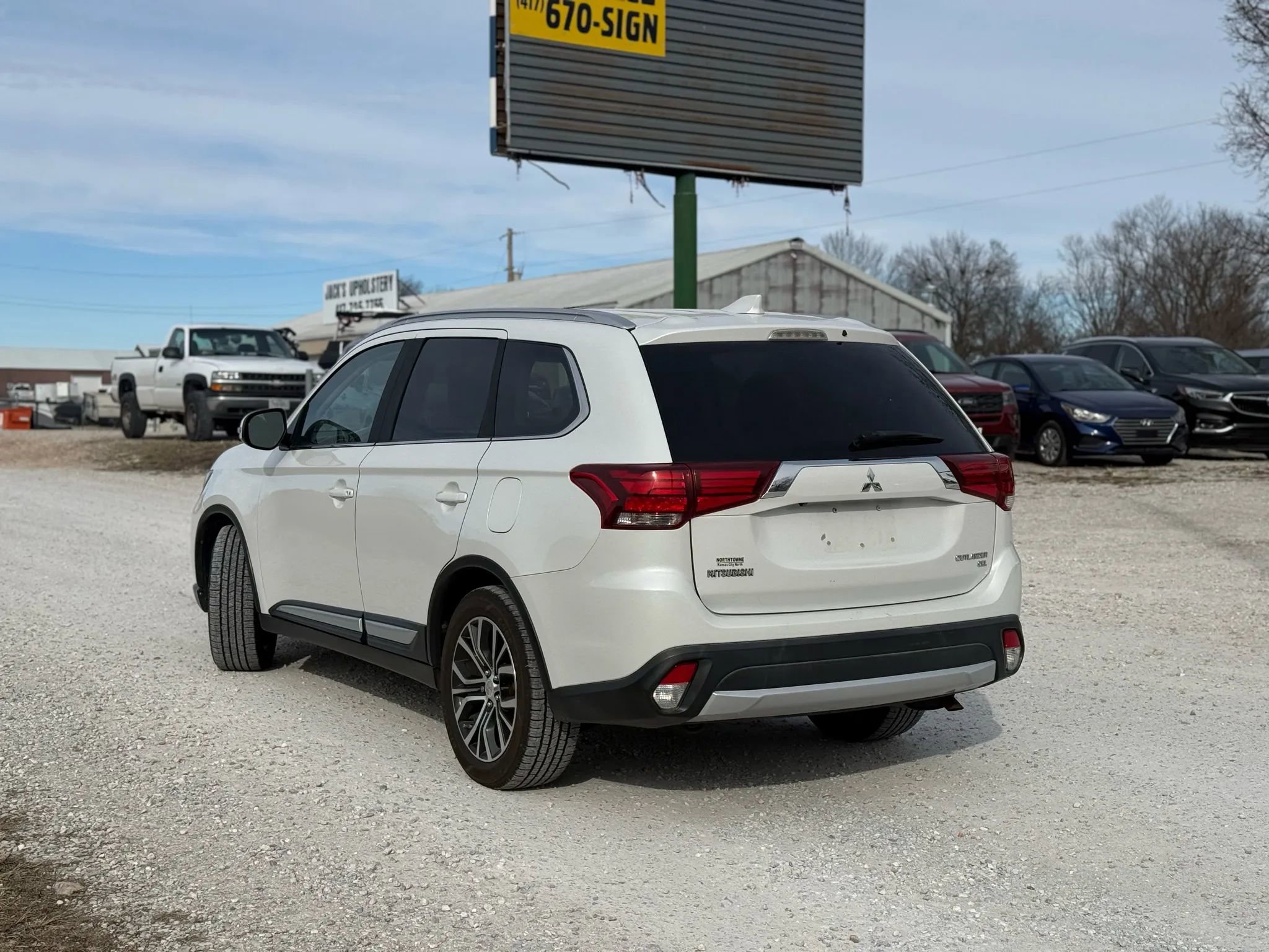Used 2017 Mitsubishi Outlander SE image 3