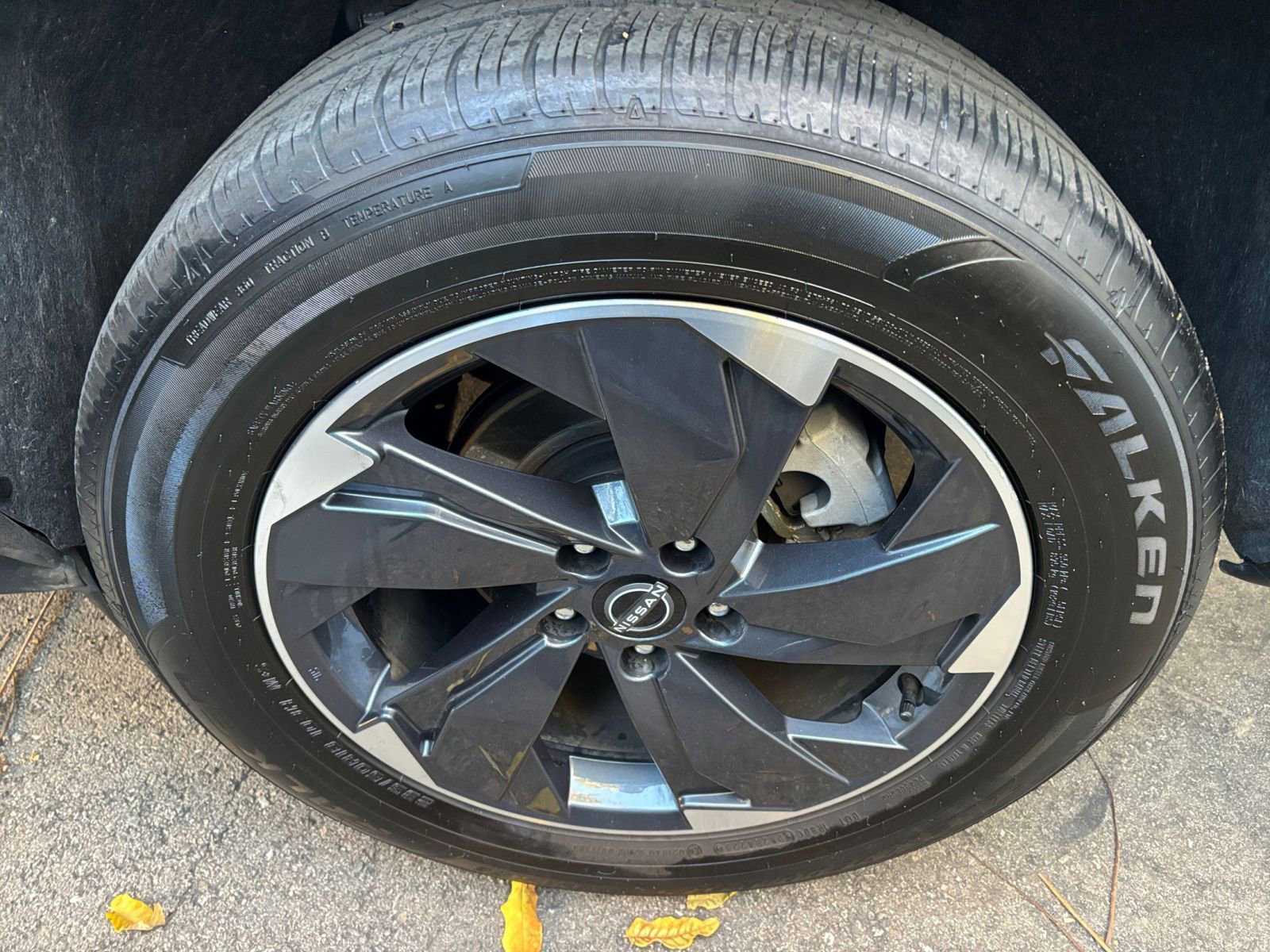 Used 2024 Nissan Rogue SV image 30