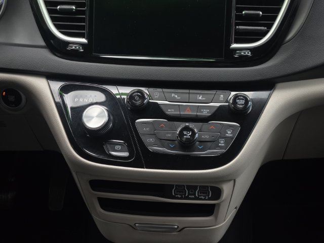 Used 2024 Chrysler Pacifica Touring-L FWD image 20