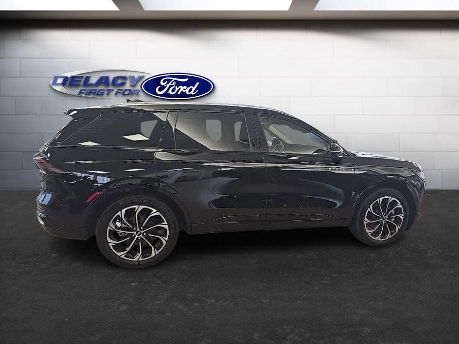 Used 2025 Lincoln Nautilus Reserve image 6