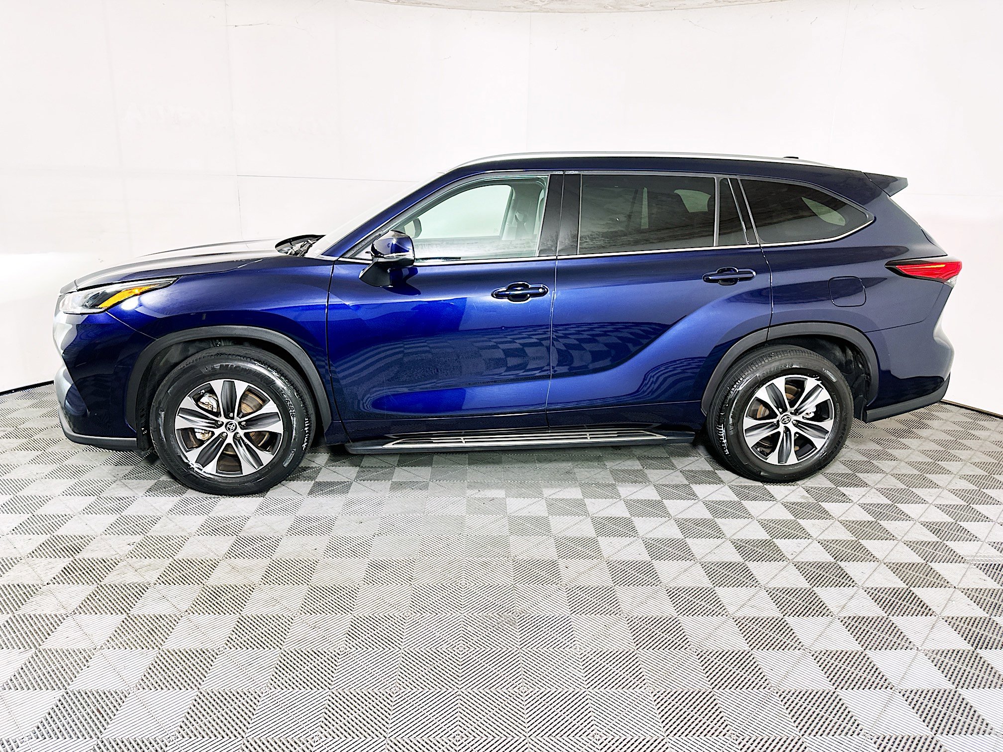 Used 2021 Toyota Highlander XLE FWD image 6