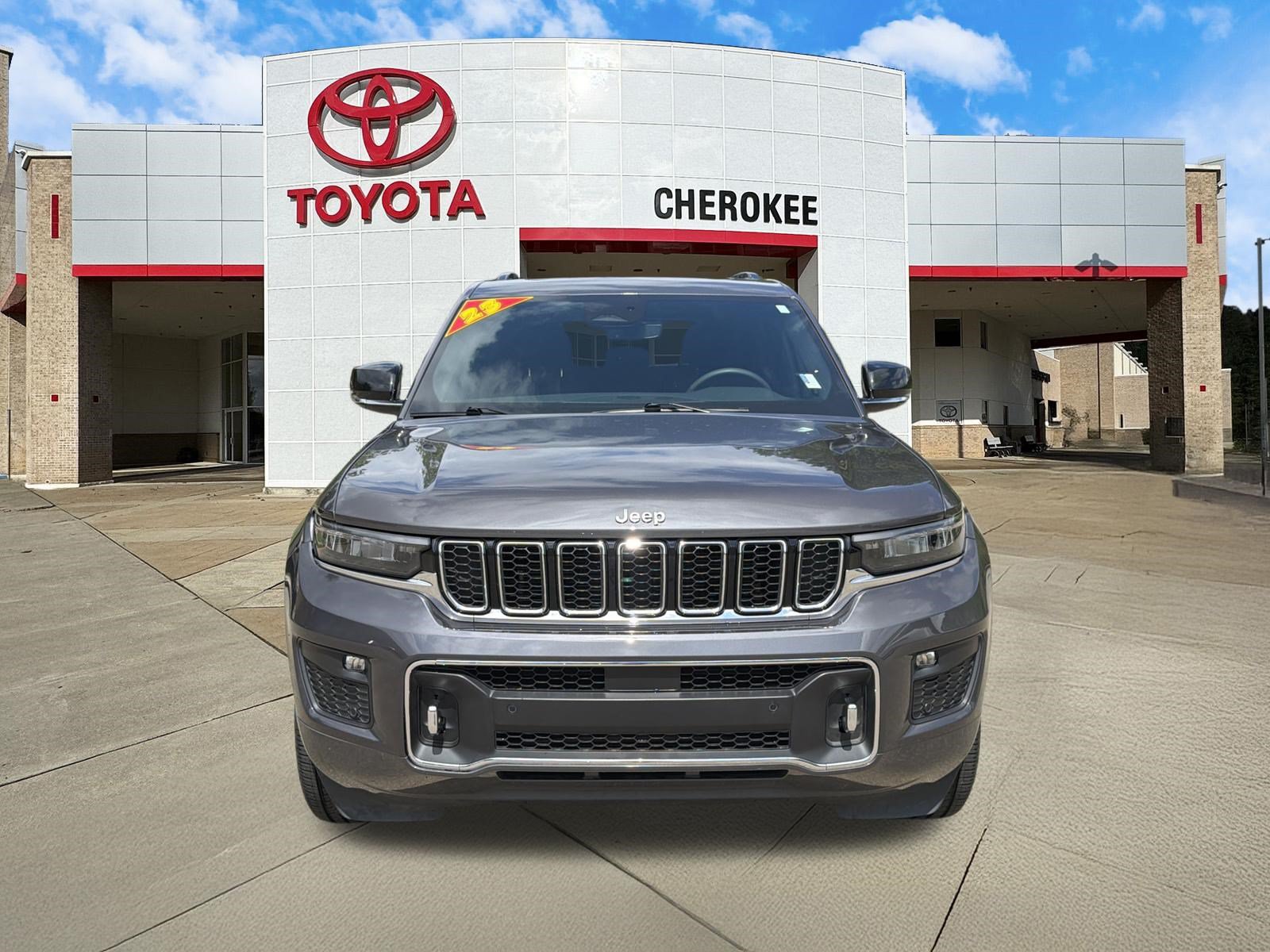 Used 2023 Jeep Grand Cherokee Overland AWD/4WD image 2