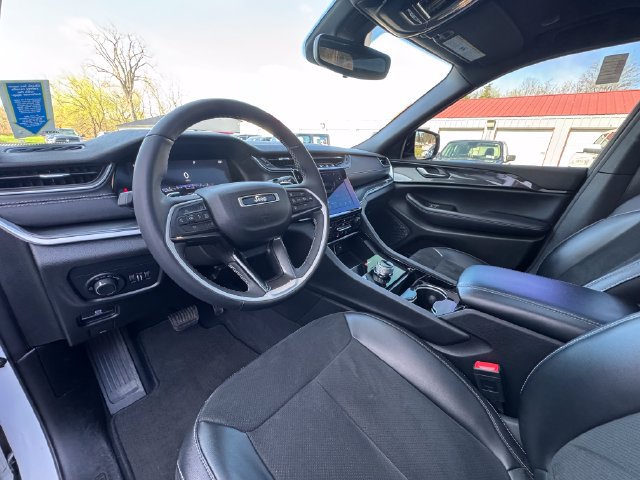Used 2023 Jeep Grand Cherokee Altitude AWD/4WD image 34