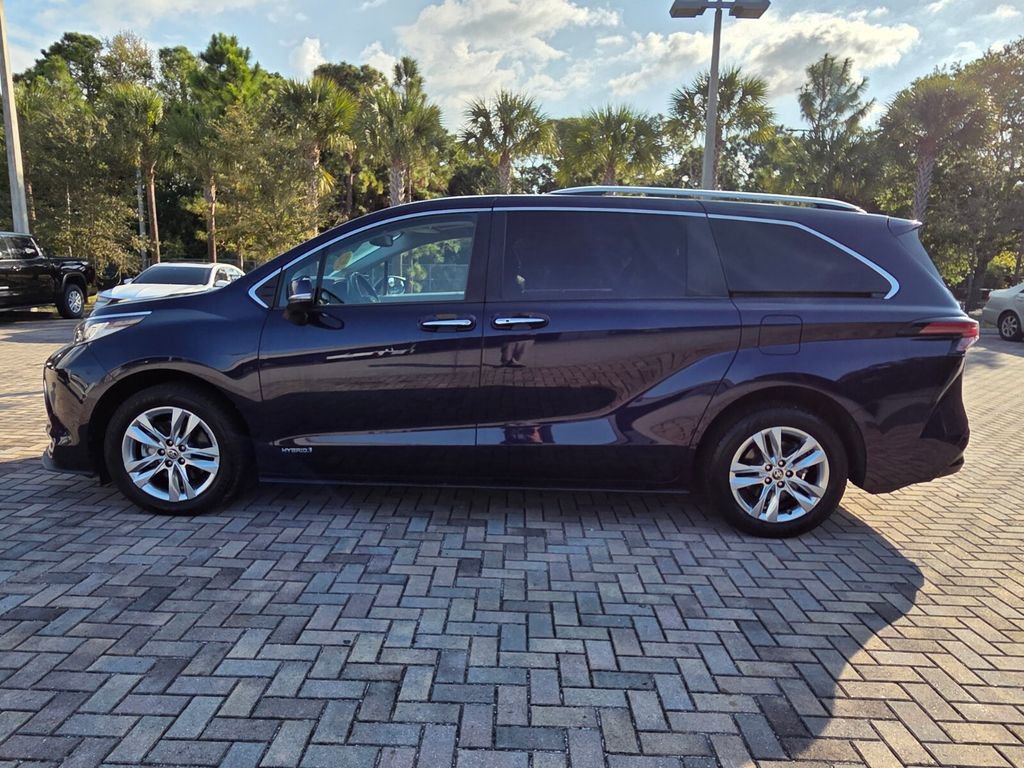 Used 2021 Toyota Sienna Limited image 8