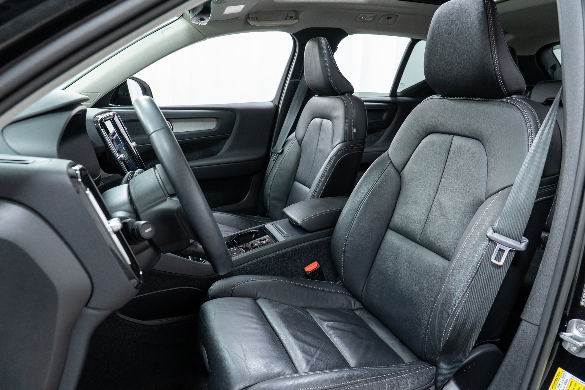 Used 2023 Volvo XC40 B5 Plus w/ Protection Package Premier image 13