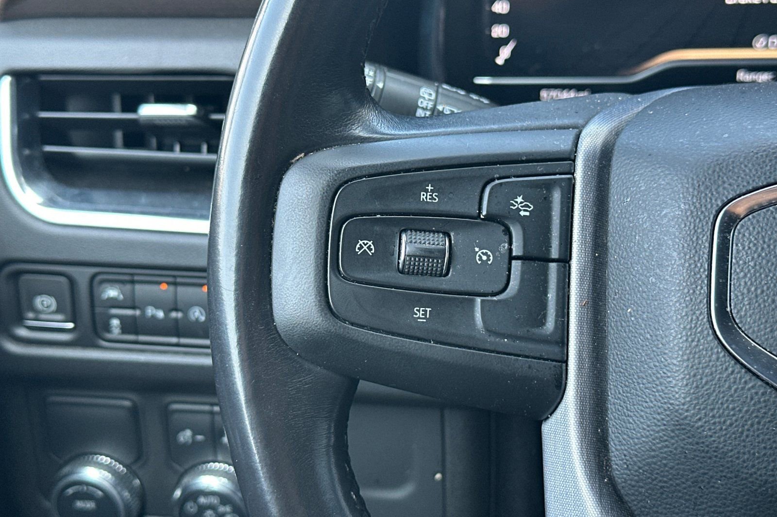 Used 2022 GMC Yukon SLE image 33