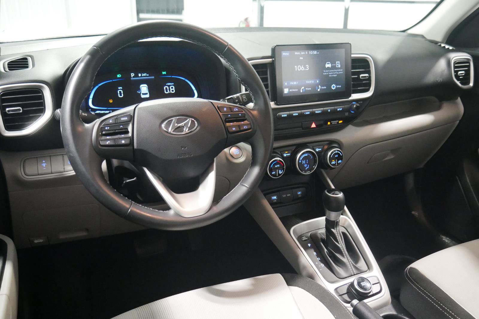 Used 2024 Hyundai Venue SEL image 13