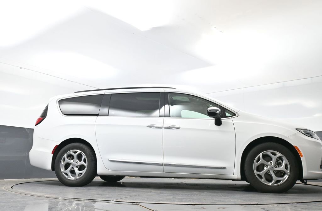 Used 2023 Chrysler Pacifica Limited FWD image 57