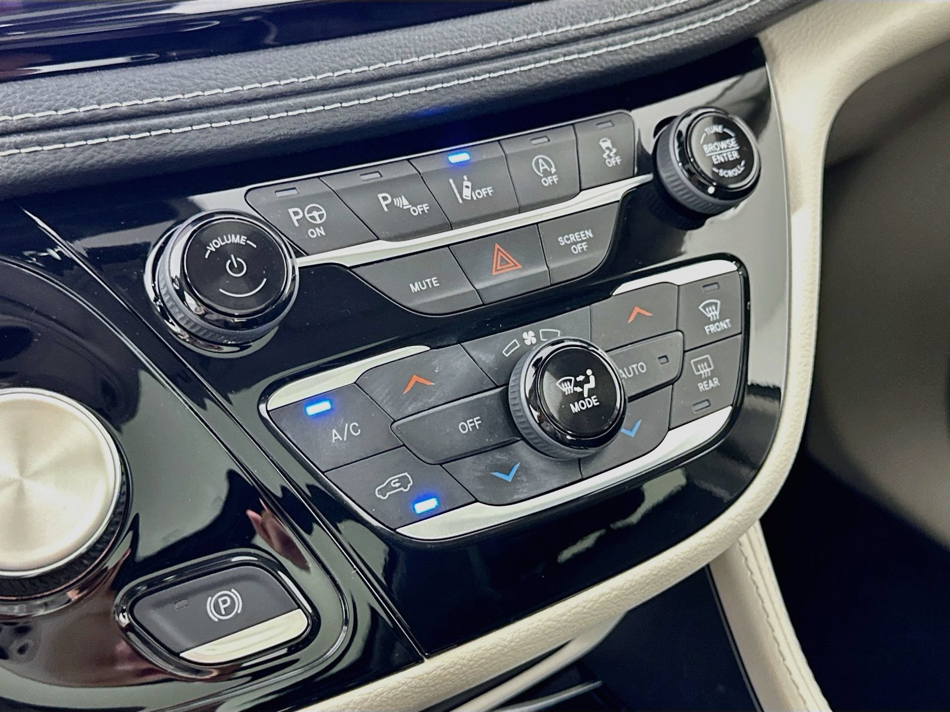 Used 2023 Chrysler Pacifica Limited w/ Uconnect Theater Family Group AWD/4WD image 17