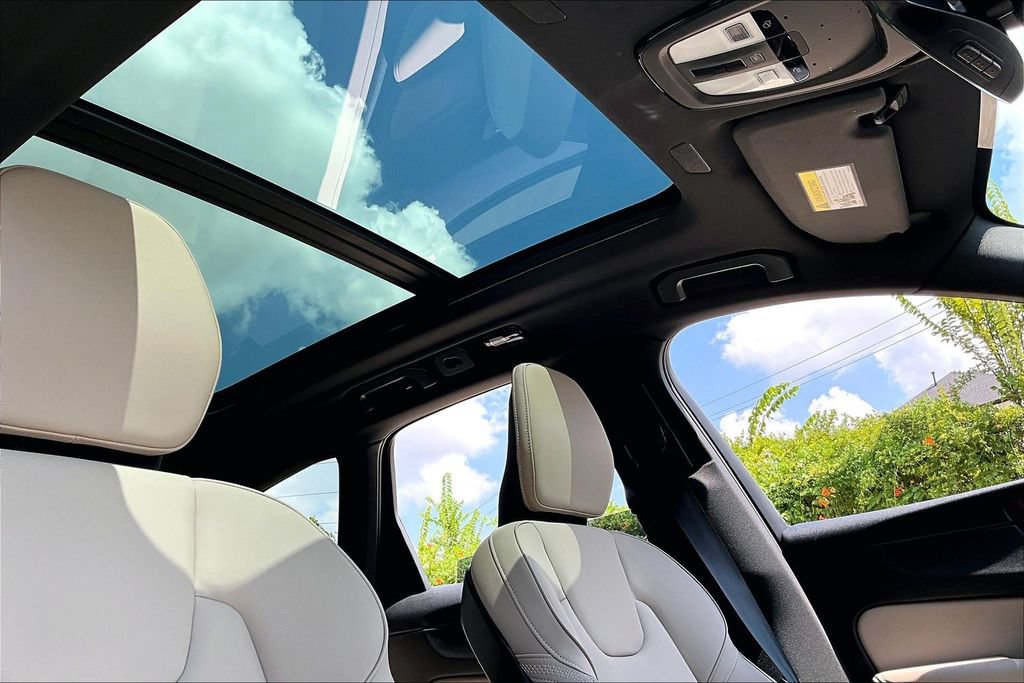 Certified 2026 Volvo XC60 B5 Plus AWD/4WD image 23