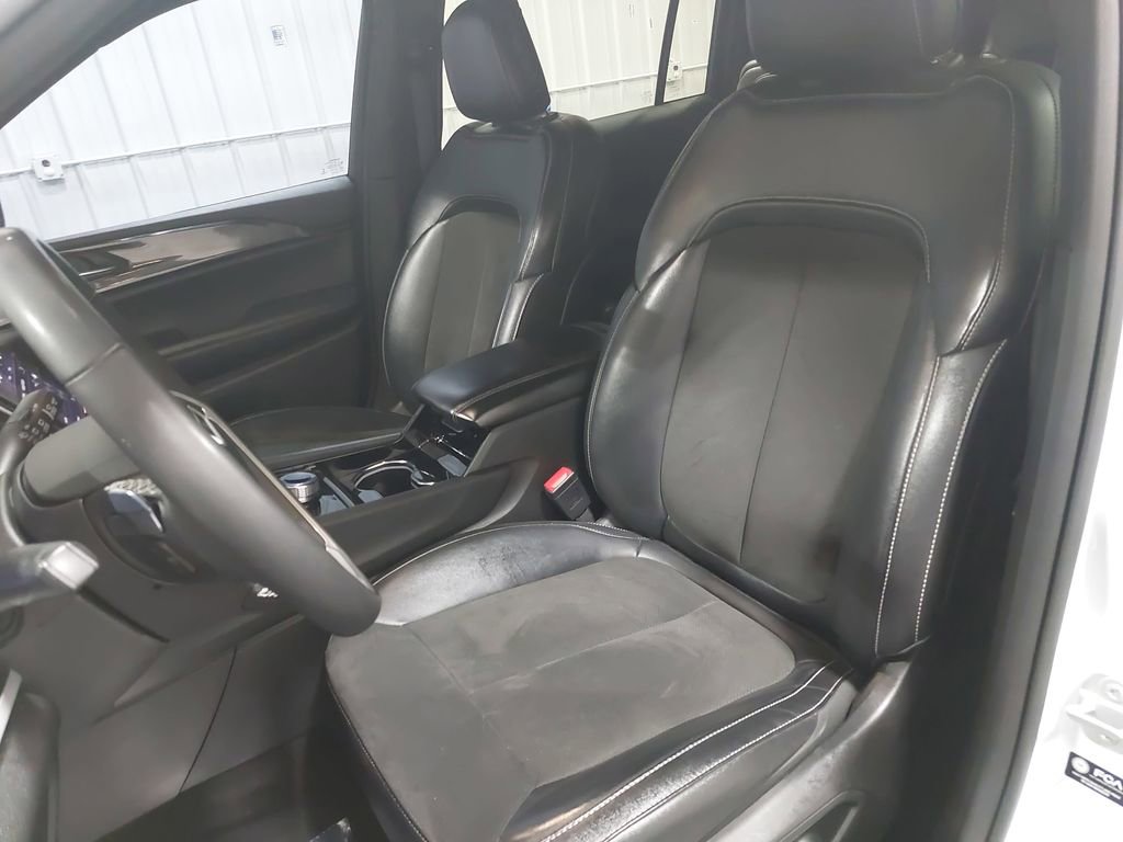 Used 2023 Jeep Grand Cherokee L Laredo image 17