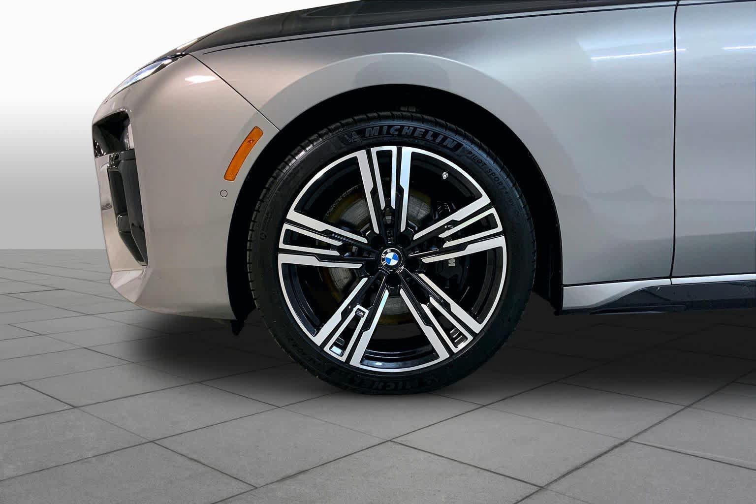 Used 2023 BMW 760i xDrive AWD/4WD image 12