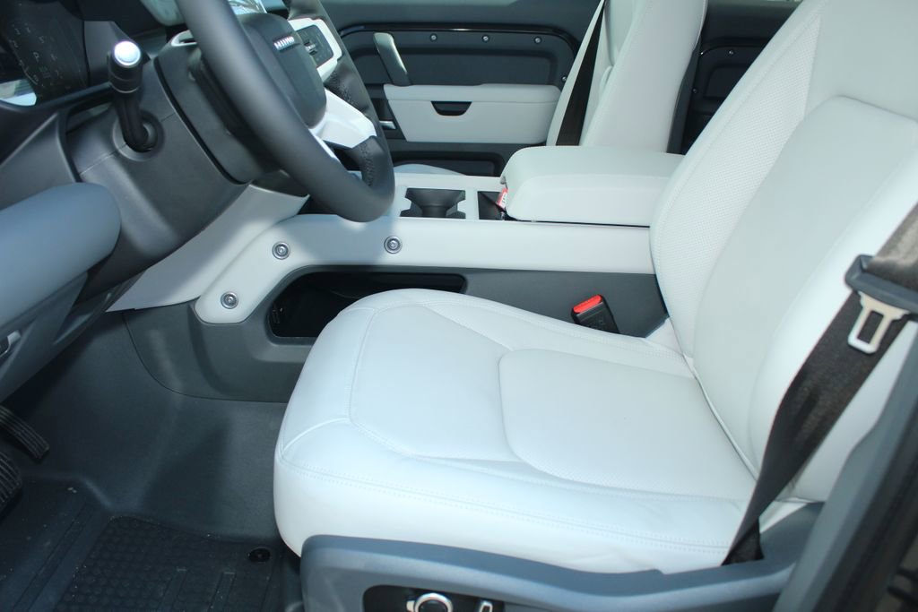 New 2026 Land Rover Defender 130 X-Dynamic SE image 18