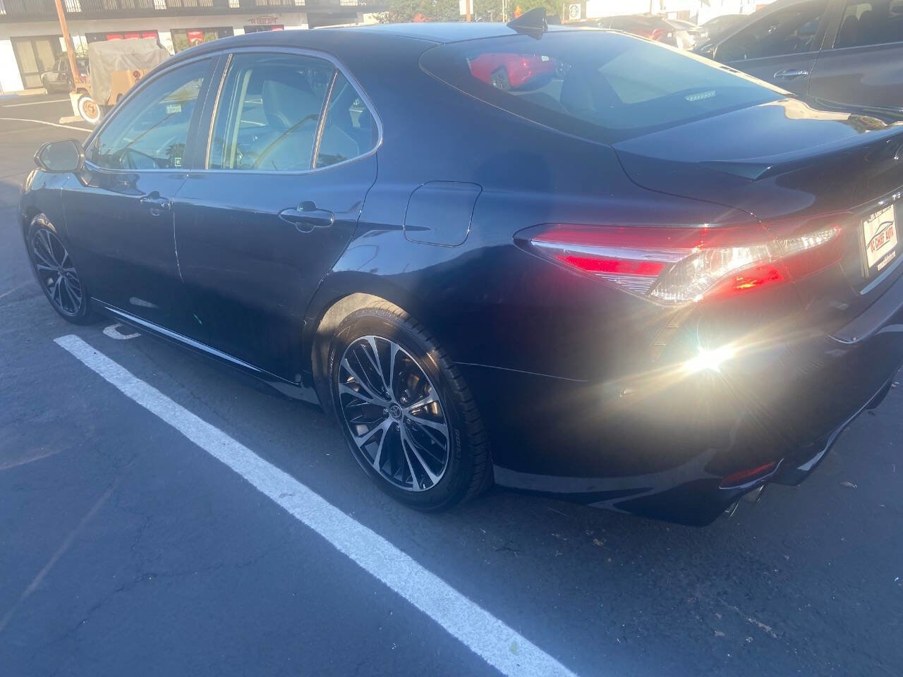 Used 2020 Toyota Camry SE image 3
