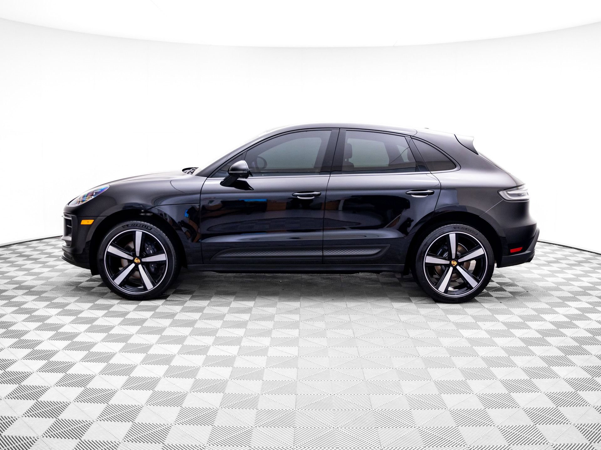 Certified 2025 Porsche Macan AWD/4WD image 2
