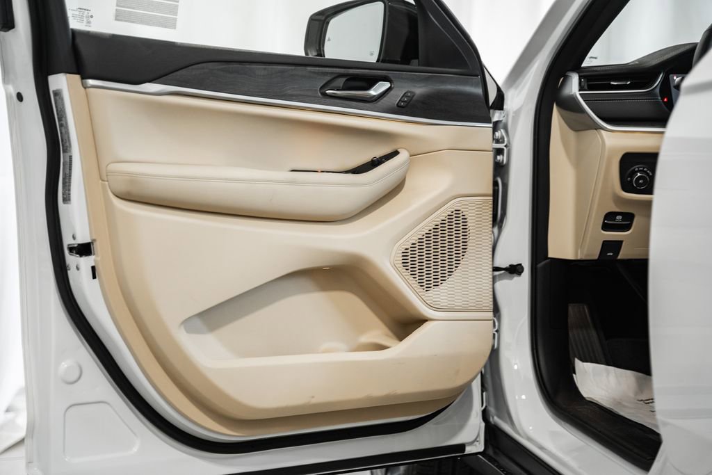 New 2025 Jeep Grand Cherokee L Limited w/ Luxury Tech Group II image 36