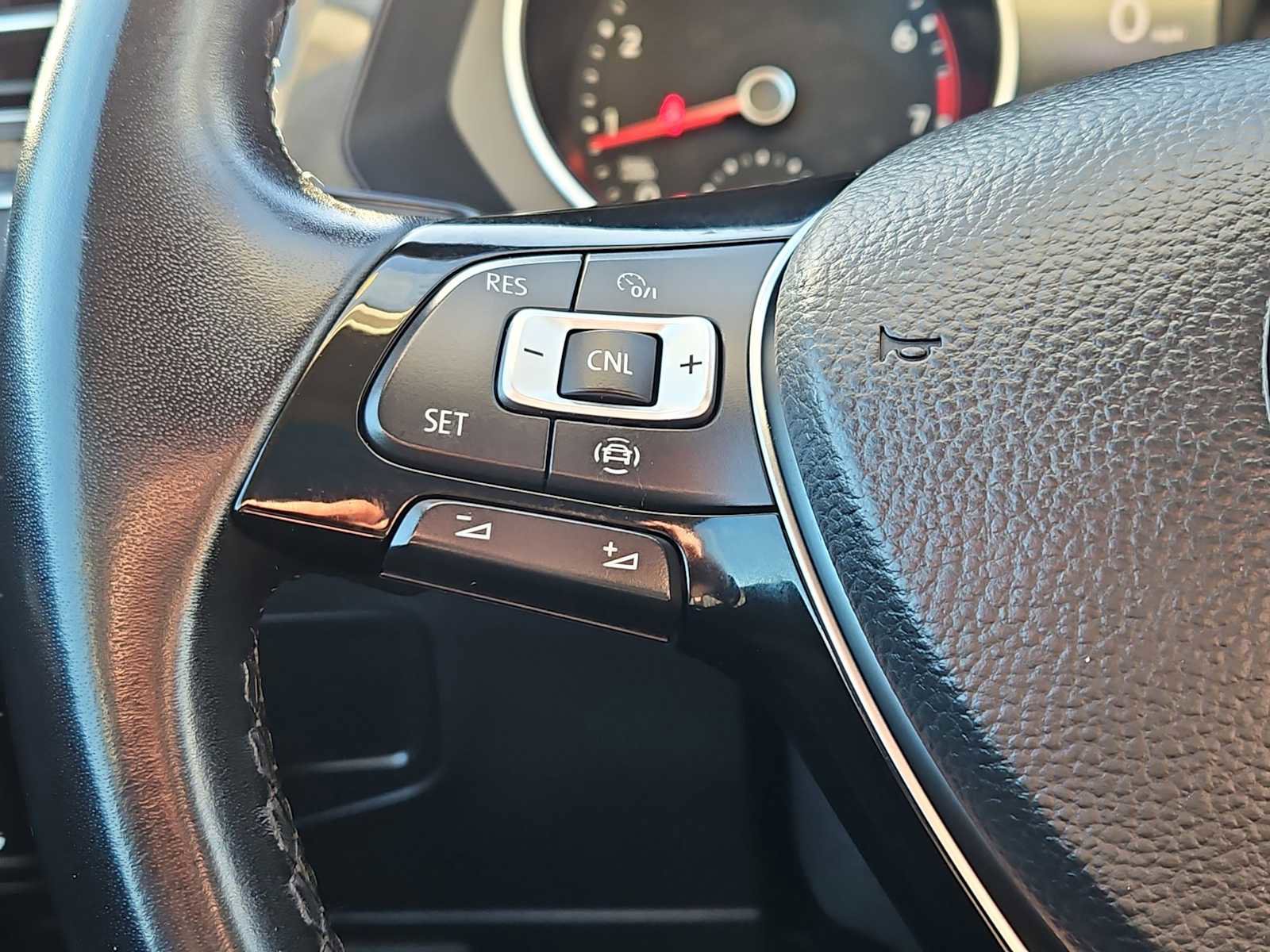 Used 2019 Volkswagen Tiguan SE w/ Panoramic Sunroof Package AWD/4WD image 23