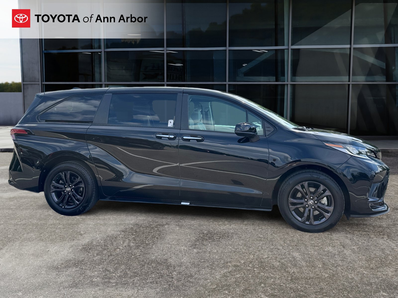 Used 2025 Toyota Sienna XSE AWD/4WD image 13