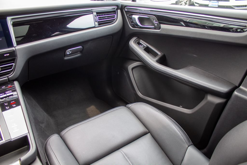 Used 2025 Porsche Macan AWD/4WD image 20