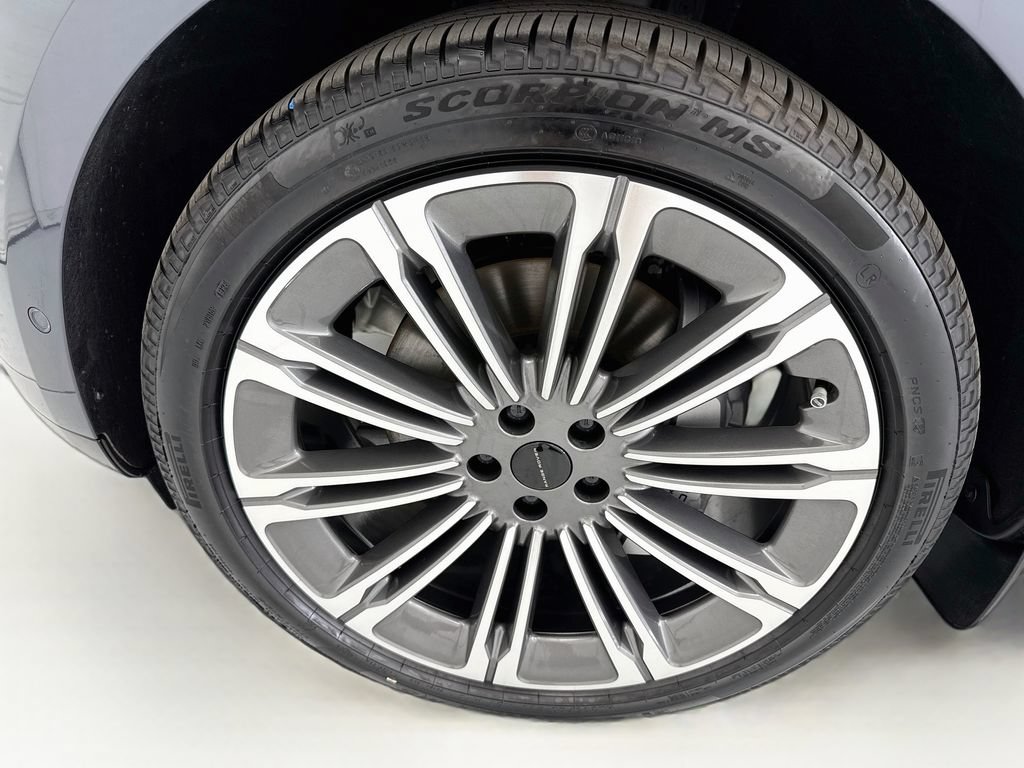 New 2026 Land Rover Range Rover Long Wheelbase SE AWD/4WD image 30
