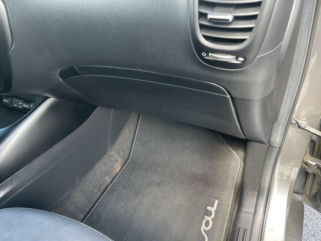 Used 2016 Kia Soul + FWD image 30