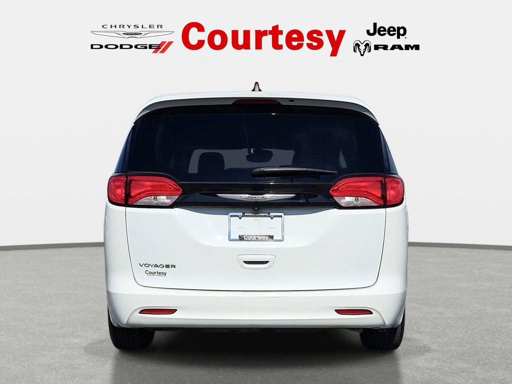 Used 2023 Chrysler Voyager LX FWD image 5