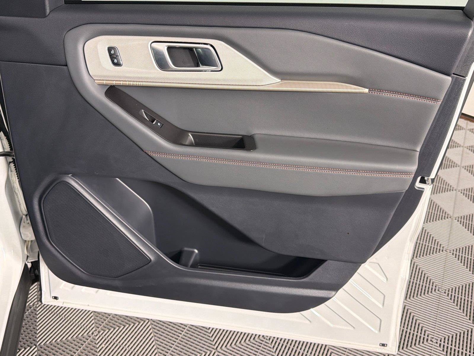 Used 2025 Ford Explorer Active RWD image 14