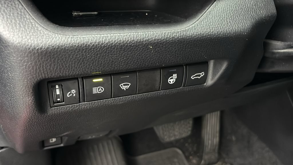 Used 2022 Toyota RAV4 XLE Premium AWD/4WD image 15
