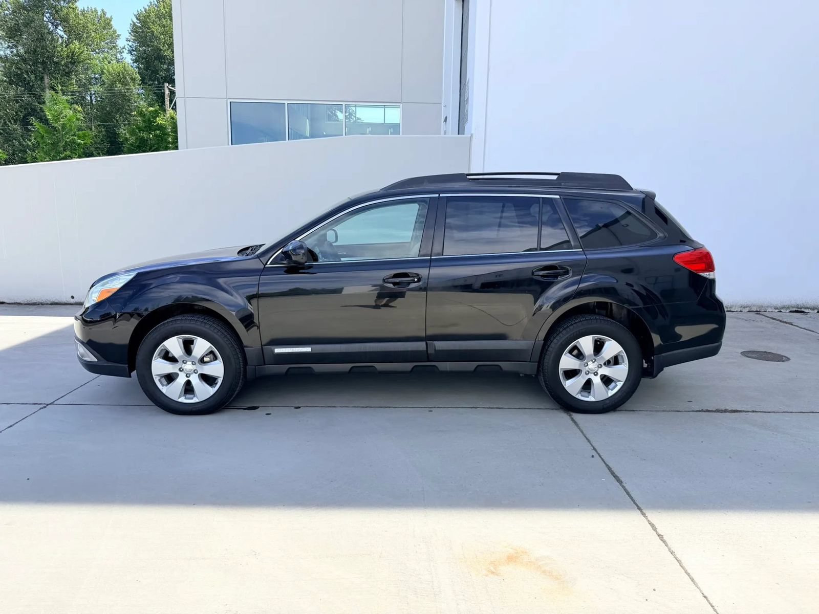 Used 2010 Subaru Outback 2.5i Premium AWD/4WD image 2