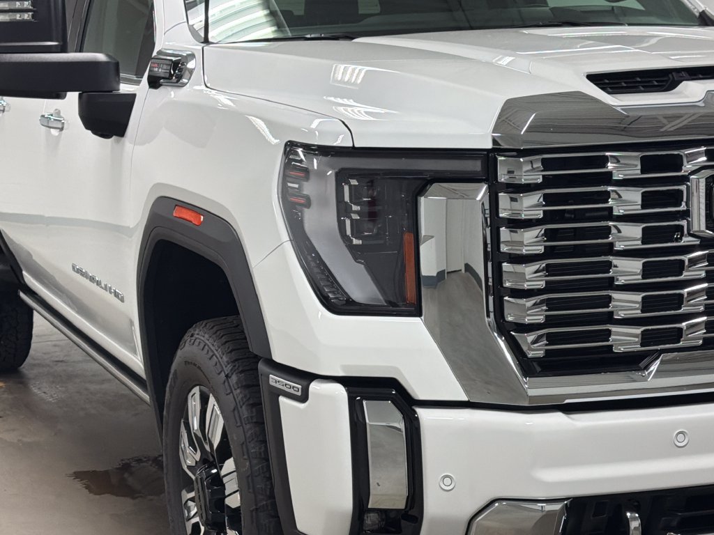 New 2026 GMC Sierra 3500 Denali w/ Denali Reserve Package AWD/4WD image 4