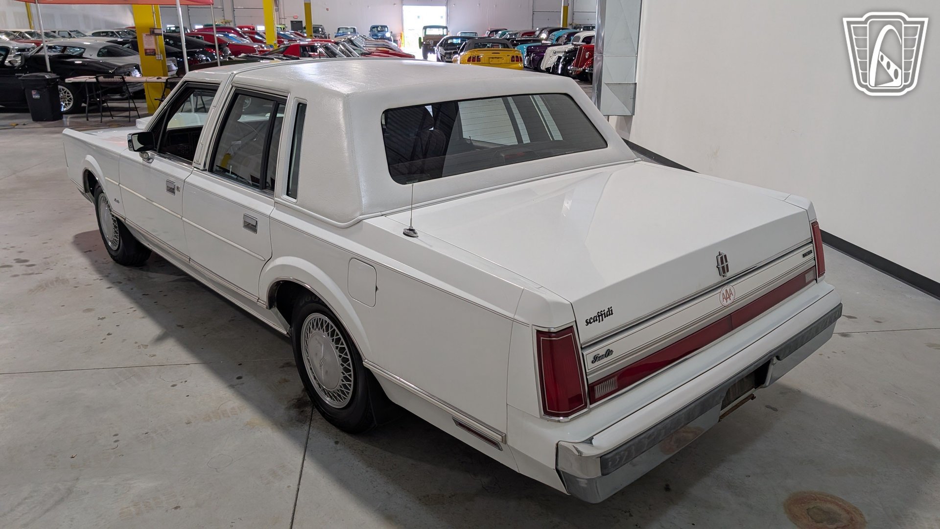 Used 1988 Lincoln Town Car RWD image 8