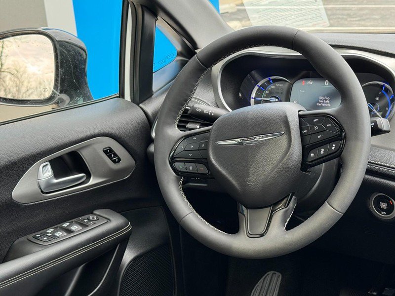 Used 2024 Chrysler Pacifica Premium FWD image 14