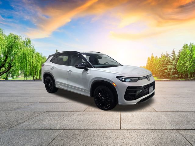 Certified 2025 Volkswagen Tiguan SE R-Line image 2