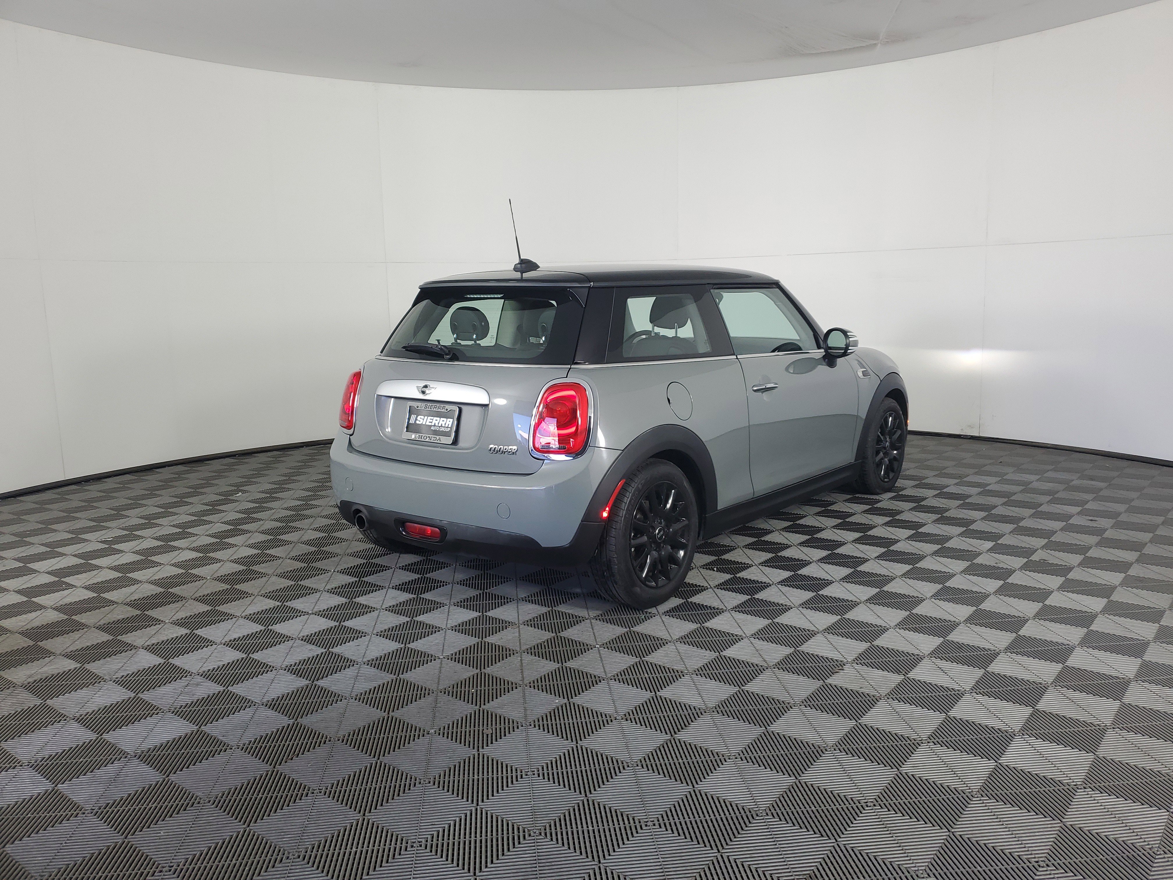 Used 2015 MINI Cooper 2-Door Hardtop image 4