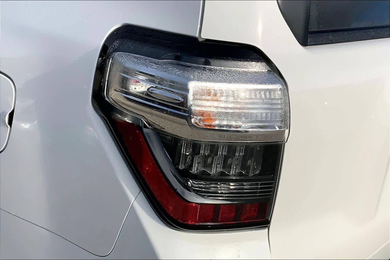Used 2018 Toyota 4Runner SR5 AWD/4WD image 25