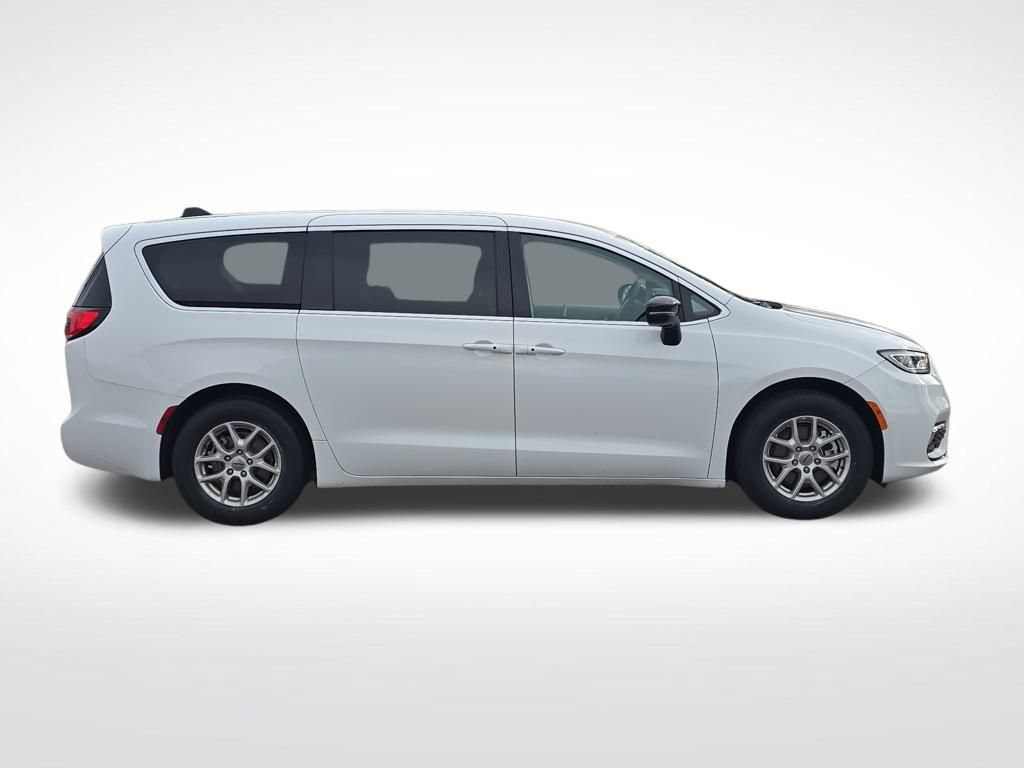 Used 2024 Chrysler Pacifica Touring-L FWD image 7